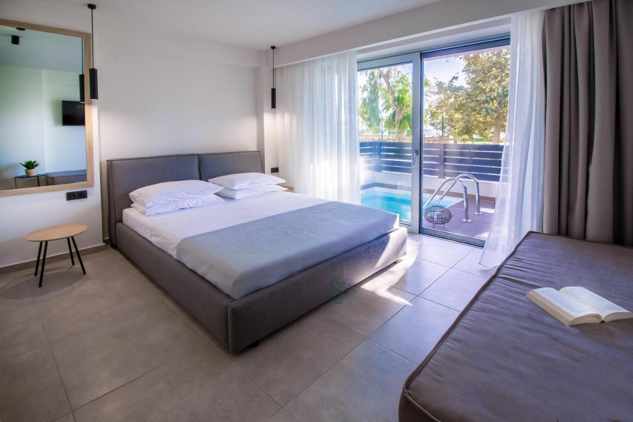 Aelia Seaside Luxury Suites เนอา คาร์วาลี ภายนอก รูปภาพ